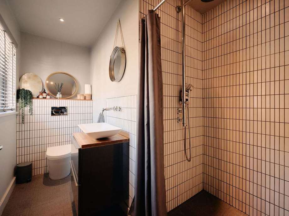 The guest en suite shower