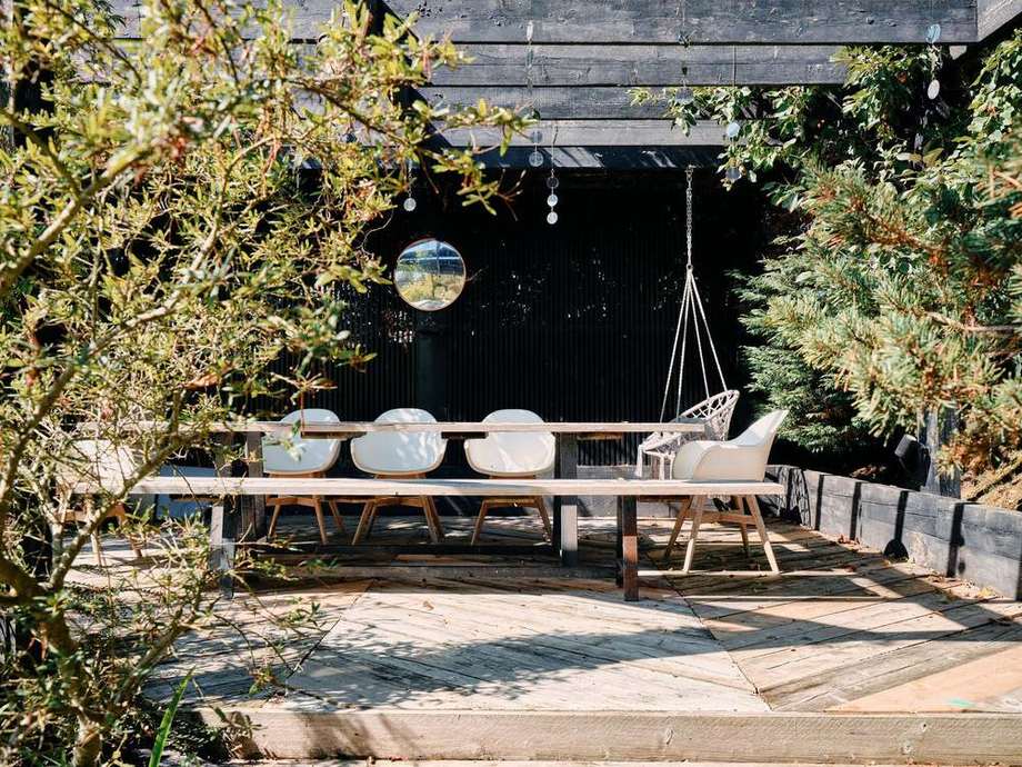 Long table under the black pergola